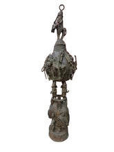 Cargar imagen en el visor de la galería, Tótem ceremonial real de bronce del Reino de Benín: jinete y figuras simbólicas