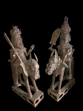 Cargar imagen en el visor de la galería, Pareja mediana de guerreros reales del Reino de Benín – Escultura ceremonial de bronce a la cera perdida
