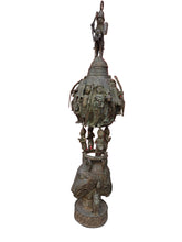Cargar imagen en el visor de la galería, Tótem ceremonial real de bronce del Reino de Benín: jinete y figuras simbólicas