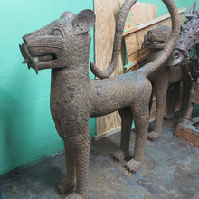 Charger l'image dans la galerie, Deux vieux léopards de bronze et un vieux cavalier de bronze du Royaume du Bénin (Afrique de l'Ouest)