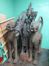 Charger l'image dans la galerie, Deux vieux léopards de bronze et un vieux cavalier de bronze du Royaume du Bénin (Afrique de l'Ouest)