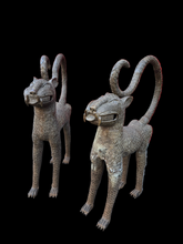Cargar imagen en el visor de la galería, Gran Pareja de Leopardos Reales del Reino de Benín – Escultura ceremonial de bronce a la cera perdida
