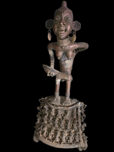 Load image into Gallery viewer, Bamoun Ritual Bronze Figure with Offering Bowl ( MEKANBA)
