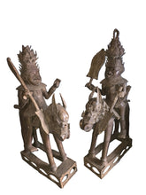 Cargar imagen en el visor de la galería, Pareja mediana de guerreros reales del Reino de Benín – Escultura ceremonial de bronce a la cera perdida
