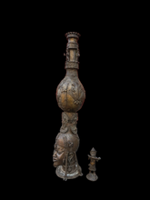 Cargar imagen en el visor de la galería, Cetro ceremonial real de bronce de Benín con figuras superpuestas

