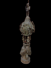 Cargar imagen en el visor de la galería, Tótem ceremonial real de bronce del Reino de Benín: jinete y figuras simbólicas
