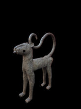 Cargar imagen en el visor de la galería, Gran Pareja de Leopardos Reales del Reino de Benín – Escultura ceremonial de bronce a la cera perdida
